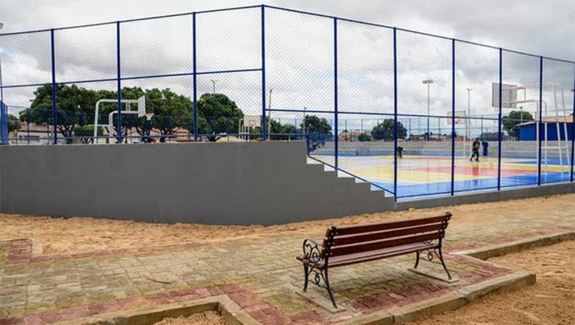 Imagem 1 -  O complexo esportivo Clístenis Juny de Souza Alves, antiga praça do basquete, tem 8 mil m² quadrados de área construída, com duas quadras transversais em único espaço, ou seja, multiuso, possibilitando a prática do basquete olímpico e tradicional.  A revitalização incluiu melhorias na infraestrutura, como nova iluminação e paisagismo, além da pintura das quadras de basquete. Um campo de futebol, passeio para caminhada, academia da primeira, segunda e terceira idade. A cerimonia de inauguração acontece nesta quinta-feira (21), às 17h.