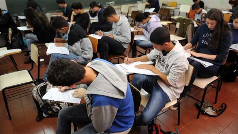 Imagem 1 - Conforme acordo costurado ainda com os deputados, há a autorização para que o governo use até R$ 20 bilhões no programa, sendo R$ 13 bilhões dos superávits do Fundo Social, ligado ao pré-sal, para bancar a iniciativa. O valor é mais que o dobro do previsto inicialmente, de R$ 6 bilhões, e seria suficiente para financiar dois anos da medida, segundo avaliação feita na Câmara. O texto tem o mérito de “estimular adolescentes e jovens a permanecerem no ensino médio e concluírem com sucesso essa etapa, que marca o final da educação básica. Imagem 1 - Conforme acordo costurado ainda com os deputados, há a autorização para que o governo use até R$ 20 bilhões no programa, sendo R$ 13 bilhões dos superávits do Fundo Social, ligado ao pré-sal, para bancar a iniciativa. O valor é mais que o dobro do previsto inicialmente, de R$ 6 bilhões, e seria suficiente para financiar dois anos da medida, segundo avaliação feita na Câmara. O texto tem o mérito de “estimular adolescentes e jovens a permanecerem no ensino médio e concluírem com sucesso essa etapa, que marca o final da educação básica.