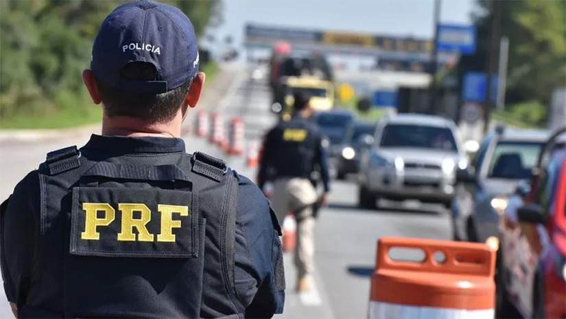 Imagem 1 - A ação contará com o aumento do efetivo policial e intensificação da fiscalização e atividades preventivas nas rodovias federais que cortam todo o Rio Grande do Norte. A Operação Natal 2023 faz parte das ações do Programa Rodovida, que é o conjunto de ações organizadas, coordenadas e integradas promovidas por instituições do Sistema Nacional de Trânsito (SNT), direcionadas para a segurança viária e redução de sinistros, mortes e lesões no trânsito. A Operação Natal 2023, inicia na madrugada desta sexta-feira (22), e segue até a próxima segunda-feira (25). Imagem 1 - A ação contará com o aumento do efetivo policial e intensificação da fiscalização e atividades preventivas nas rodovias federais que cortam todo o Rio Grande do Norte. A Operação Natal 2023 faz parte das ações do Programa Rodovida, que é o conjunto de ações organizadas, coordenadas e integradas promovidas por instituições do Sistema Nacional de Trânsito (SNT), direcionadas para a segurança viária e redução de sinistros, mortes e lesões no trânsito. A Operação Natal 2023, inicia na madrugada desta sexta-feira (22), e segue até a próxima segunda-feira (25).