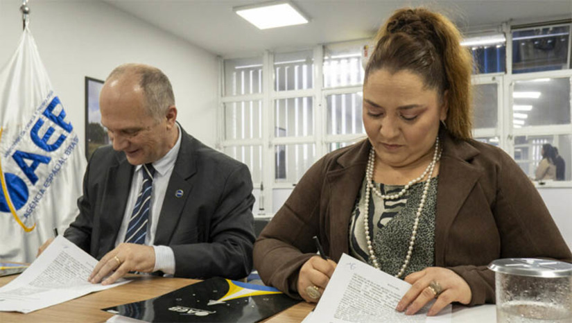 Imagem 1 - Ufersa assina convênio com a Agência Espacial Brasileira e a Universidade Mackenzie. O Acordo de Cooperação Técnica, assinado nesta quinta-feira (21), objetiva o desenvolvimento e a formação de recursos humanos na área de Geodésia Espacial, contido no Programa Brasileiro de Interferometria de Linha de Base Muito Longa, a partir das operações do Rádio Observatório Espacial do Nordeste (ROEN), localizado na cidade de Eusébio, no Ceará. A reitora da Ufersa considera que a assinatura do convênio com a AEB e a Mackenzie traz para a Universidade um grande diferencial com um impacto imensurável. Imagem 1 - Ufersa assina convênio com a Agência Espacial Brasileira e a Universidade Mackenzie. O Acordo de Cooperação Técnica, assinado nesta quinta-feira (21), objetiva o desenvolvimento e a formação de recursos humanos na área de Geodésia Espacial, contido no Programa Brasileiro de Interferometria de Linha de Base Muito Longa, a partir das operações do Rádio Observatório Espacial do Nordeste (ROEN), localizado na cidade de Eusébio, no Ceará. A reitora da Ufersa considera que a assinatura do convênio com a AEB e a Mackenzie traz para a Universidade um grande diferencial com um impacto imensurável.