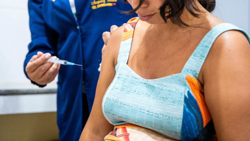 Imagem 1 -  Vacina contra a dengue é incorporada ao Sistema Único de Saúde. O Brasil é o primeiro país do mundo a oferecer o imunizante no sistema público universal. A vacina, conhecida como Qdenga, não será utilizada em larga escala em um primeiro momento, já que o laboratório fabricante, Takeda, afirmou que tem uma capacidade restrita de fornecimento de doses. Por isso, a vacinação será focada em público e regiões prioritárias. 