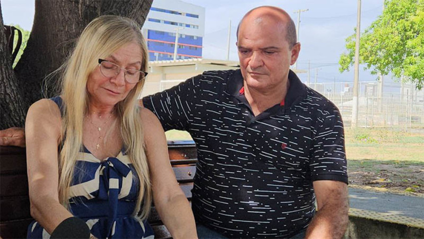Imagem 1 - “Não foi a pena que a família desejava, mas eles estão condenados”, diz pai de Eliel. Passada uma semana do júri popular que levou às condenações dos assassinos de Eliel Ferreira Cavalcanti Júnior, a reportagem do MOSSORÓ HOJE conversou com a mãe e o pai do jovem, Vania Maria Cavalcanti e Eliel Ferreira Cavalcanti. Eles contaram que, em um primeiro momento, sentiram alívio, pois temiam que algum dos réus pudesse ser absolvido. No entanto, após passada a tensão do momento, se deram conta de que as penas foram baixas, principalmente, segundo Vânia, para Ialami Gonzaga, responsável pelos 7 tiros que mataram a vítima. Pelo homicídio duplamente qualificado, o homem, conhecido como Júnior Preto, foi condenado a 16 anos de prisão. Imagem 1 - “Não foi a pena que a família desejava, mas eles estão condenados”, diz pai de Eliel. Passada uma semana do júri popular que levou às condenações dos assassinos de Eliel Ferreira Cavalcanti Júnior, a reportagem do MOSSORÓ HOJE conversou com a mãe e o pai do jovem, Vania Maria Cavalcanti e Eliel Ferreira Cavalcanti. Eles contaram que, em um primeiro momento, sentiram alívio, pois temiam que algum dos réus pudesse ser absolvido. No entanto, após passada a tensão do momento, se deram conta de que as penas foram baixas, principalmente, segundo Vânia, para Ialami Gonzaga, responsável pelos 7 tiros que mataram a vítima. Pelo homicídio duplamente qualificado, o homem, conhecido como Júnior Preto, foi condenado a 16 anos de prisão.