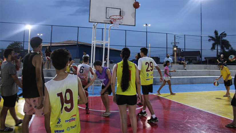 Imagem 1 - Moradores do Santa Delmira celebram entrega do novo Complexo Esportivo . Com estrutura precária e inviável para uso pela população, a antiga “Praça do Basquete” deu lugar a um novo espaço de 8 mil m² de área construída, possibilitando não apenas a prática de atividades como basquete, mas também de outras modalidades. Os moradores da região celebraram a entrega. Imagem 1 - Moradores do Santa Delmira celebram entrega do novo Complexo Esportivo . Com estrutura precária e inviável para uso pela população, a antiga “Praça do Basquete” deu lugar a um novo espaço de 8 mil m² de área construída, possibilitando não apenas a prática de atividades como basquete, mas também de outras modalidades. Os moradores da região celebraram a entrega.