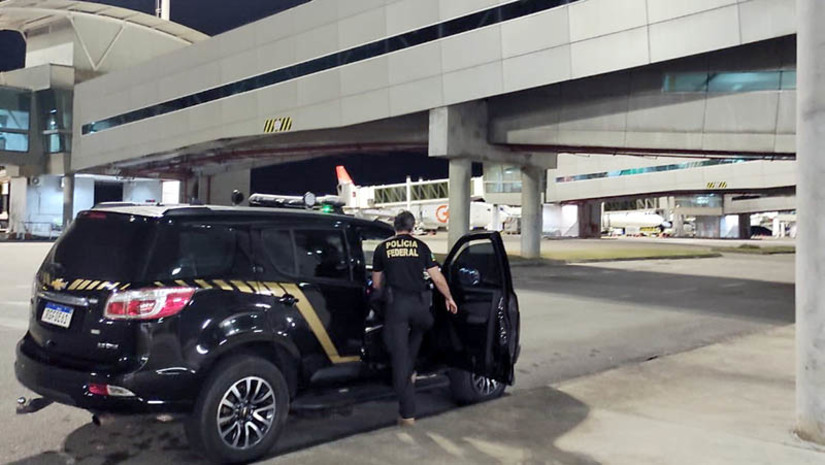 Imagem 1 - Alagoana que traficava mulheres potiguares para serem exploradas sexualmente na Espanha é extraditada. A mulher, de 38 anos, foi condenada em 2018 pela Justiça Federal no Rio Grande do Norte, a 5 anos e 4 meses de reclusão por tráfico internacional de pessoas mediante grave ameaça e fraude. Ela foi presa na Espanha em Novembro e extraditada para o Brasil nesta quinta (21). A mulher fazia parte de uma rede criminosa que vinha sendo investigada pela PF desde 2006. O grupo era destinado a selecionar e ludibriar jovens mulheres potiguares sob falso argumento de trabalharem como dançarinas em clubes espanhóis, mediante a proposta ilusória de ganharem muito dinheiro, quando na verdade, elas eram aliciadas e enviadas para exploração sexual em boates da Espanha. Imagem 1 - Alagoana que traficava mulheres potiguares para serem exploradas sexualmente na Espanha é extraditada. A mulher, de 38 anos, foi condenada em 2018 pela Justiça Federal no Rio Grande do Norte, a 5 anos e 4 meses de reclusão por tráfico internacional de pessoas mediante grave ameaça e fraude. Ela foi presa na Espanha em Novembro e extraditada para o Brasil nesta quinta (21). A mulher fazia parte de uma rede criminosa que vinha sendo investigada pela PF desde 2006. O grupo era destinado a selecionar e ludibriar jovens mulheres potiguares sob falso argumento de trabalharem como dançarinas em clubes espanhóis, mediante a proposta ilusória de ganharem muito dinheiro, quando na verdade, elas eram aliciadas e enviadas para exploração sexual em boates da Espanha.