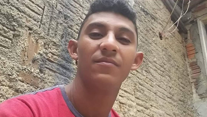 Imagem 1 - Francisco Oderiano de Sousa Silva, de 21 anos, pilotava uma moto pela Avenida Leste Oeste, por volta das 6 horas deste sábado, 23, quando teria sido baleado e morto. O caso será investigado pela Polícia Civil. Imagem 1 - Francisco Oderiano de Sousa Silva, de 21 anos, pilotava uma moto pela Avenida Leste Oeste, por volta das 6 horas deste sábado, 23, quando teria sido baleado e morto. O caso será investigado pela Polícia Civil.