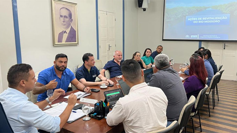 Imagem 1 - Na ocasião da reunião ocorrida nesta quinta-feira, 21, no Palácio da Resistência, o corpo técnico da Prefeitura Municipal de Mossoró apresentou o trabalho que foi feito em 2023 e projeções do que pode ser feito, com os recursos disponíveis, em 2024. O debate, por ser bem amplo, o prefeito Allyson Bezerra apontou que vai convidar, oficialmente, as universidades para participarem dos debates a partir de agora. O Rio Mossoró precisa ser limpo e urbanizado! Imagem 1 - Na ocasião da reunião ocorrida nesta quinta-feira, 21, no Palácio da Resistência, o corpo técnico da Prefeitura Municipal de Mossoró apresentou o trabalho que foi feito em 2023 e projeções do que pode ser feito, com os recursos disponíveis, em 2024. O debate, por ser bem amplo, o prefeito Allyson Bezerra apontou que vai convidar, oficialmente, as universidades para participarem dos debates a partir de agora. O Rio Mossoró precisa ser limpo e urbanizado!