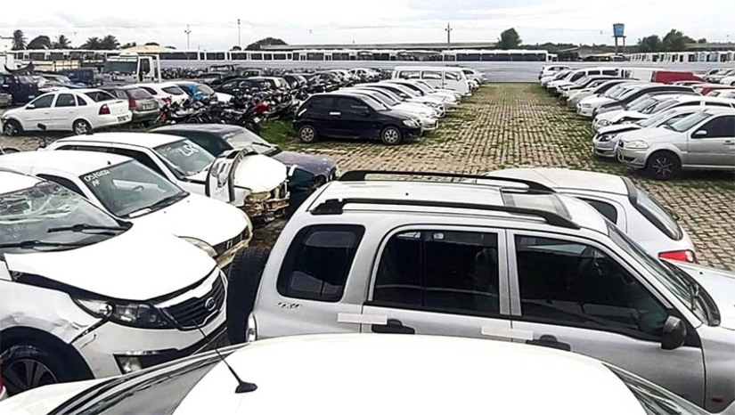 Imagem 1 -  Detran realiza leilão online de veículo apreendidos no RN, nesta quinta-feira (28). O último leilão de veículos e sucatas do ano de 2023 terá início às 10h.  O leilão será desenvolvido na modalidade online, através do site Lance Certo Leilões. Dessa vez serão leiloados 89 lotes, compreendendo 19 veículos para circulação (automóveis e motocicletas) e 70 lotes destinados exclusivamente à sucata. 