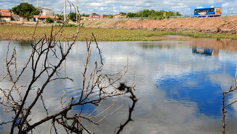 Imagem 1 - Limpeza do açude do bairro Costa e Silva, em Mossoró, é concluída. O açude estava acumulando lixo e entulhos, o que dificultava seu funcionamento adequado. Agora, com a conclusão da limpeza, o reservatório está pronto para receber água da próxima temporada de chuvas. Imagem 1 - Limpeza do açude do bairro Costa e Silva, em Mossoró, é concluída. O açude estava acumulando lixo e entulhos, o que dificultava seu funcionamento adequado. Agora, com a conclusão da limpeza, o reservatório está pronto para receber água da próxima temporada de chuvas.