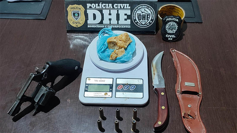 Imagem 1 - PC prende 8 integrantes de organização responsável por distribuir drogas de Governador para a região. Segundo as investigações iniciadas no primeiro semestre de 2023, os suspeitos integram uma facção criminosa e praticavam o tráfico de drogas, com núcleo no município de Governador Dix-Sept Rosado, cujo líder é Wilson Martins Borges, conhecido como "Coroa", nome dado à operação policial, deflagrada na manhã desta quinta-feira (28). Imagem 1 - PC prende 8 integrantes de organização responsável por distribuir drogas de Governador para a região. Segundo as investigações iniciadas no primeiro semestre de 2023, os suspeitos integram uma facção criminosa e praticavam o tráfico de drogas, com núcleo no município de Governador Dix-Sept Rosado, cujo líder é Wilson Martins Borges, conhecido como "Coroa", nome dado à operação policial, deflagrada na manhã desta quinta-feira (28).