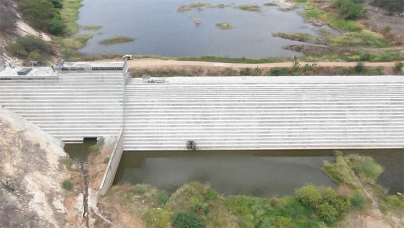 Imagem 1 -  Fátima cobra definição de um “calendário assertivo” para conclusão de obras hídricas no RN. A governadora esteve reunida com representantes do Ministério da Integração e do Desenvolvimento Regional, do DNOCS, da CODEVASF e das construtoras contratadas para realizar as obras referentes à Barragem Passagem das Traíras, Projeto Seridó (Adutora Seridó), Adutora Agreste, Barragem Oiticica e do Projeto de Integração de Águas do Rio São Francisco. Na ocasião, a gestora cobrou a definição de um prazo correto para que a população saiba quando terá acesso aos benefícios trazidos por essas obras.