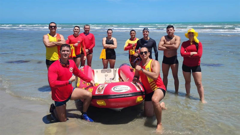 Imagem 1 -  Comandante dá dicas de segurança na praia de Tibau na virada de ano. A tenente-coronel Martini, comandante do Corpo de Bombeiros de Mossoró, lembrou que os banhistas precisam ficar atentos, principalmente com as crianças, para evitar acidentes envolvendo afogamento. A operação verão foi iniciada no final de semana que antecedeu o natal e segue até final de semana seguinte ao carnaval, com aumento de efetivo no litoral do RN, visando promover ações de segurança à população local, bem como aos turistas.