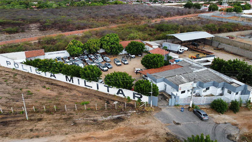 Imagem 1 - Cidades atendidas pelo 12º BPM também registram redução de crimes em 2023. O subcomandante da unidade, Major Diomedes, fez um balanço sobre a redução registrada em todos os tipos de crimes nas cidades de compreendem a área de atuação do 12º BPM, sendo parte do município de Mossoró, além de Serra do Mel, Upanema, Caraúbas e Areia Branca. O destaque fica com relação ao Crimes que resultaram em morte, que apresentaram uma redução de quase 50%, caindo de 101 casos em 2022, para apenas 52 casos em 2023. Imagem 1 - Cidades atendidas pelo 12º BPM também registram redução de crimes em 2023. O subcomandante da unidade, Major Diomedes, fez um balanço sobre a redução registrada em todos os tipos de crimes nas cidades de compreendem a área de atuação do 12º BPM, sendo parte do município de Mossoró, além de Serra do Mel, Upanema, Caraúbas e Areia Branca. O destaque fica com relação ao Crimes que resultaram em morte, que apresentaram uma redução de quase 50%, caindo de 101 casos em 2022, para apenas 52 casos em 2023.
