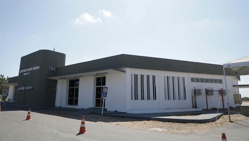 Imagem 1 - Novos voos no Aeroporto de Mossoró vão beneficiar o turismo de negócios e lazer. O voo comercial operado pela VoePass, pertencente à Latam, com rotas para Natal-Mossoró-Fortaleza e Fortaleza-Mossoró-Natal, foi inaugurado nesta segunda-feira (1º). Serão 4 voos semanais, com capacidade para até 70 passageiros, cada. Imagem 1 - Novos voos no Aeroporto de Mossoró vão beneficiar o turismo de negócios e lazer. O voo comercial operado pela VoePass, pertencente à Latam, com rotas para Natal-Mossoró-Fortaleza e Fortaleza-Mossoró-Natal, foi inaugurado nesta segunda-feira (1º). Serão 4 voos semanais, com capacidade para até 70 passageiros, cada.