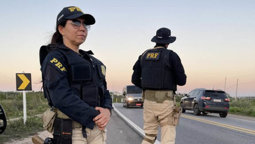Imagem 1 - PRF fiscalizou 1.744 pessoas e 1.492 veículos na Operação Ano Novo no RN. Durante os quatro dias de operação, encerrada às 23h59 desta segunda-feira (1º), foram registrados 164 flagrantes de ultrapassagens indevidas (aumento de 31,2% comparado ao ano de 2022), 51 condutores ou passageiros que não utilizavam o capacete, 20 crianças que não utilizavam o dispositivo de retenção (DRC) e 64 por não uso do cinto de segurança. Referente a embriaguez ao volante, 27 motoristas foram autuados e 15 pessoas presas. Imagem 1 - PRF fiscalizou 1.744 pessoas e 1.492 veículos na Operação Ano Novo no RN. Durante os quatro dias de operação, encerrada às 23h59 desta segunda-feira (1º), foram registrados 164 flagrantes de ultrapassagens indevidas (aumento de 31,2% comparado ao ano de 2022), 51 condutores ou passageiros que não utilizavam o capacete, 20 crianças que não utilizavam o dispositivo de retenção (DRC) e 64 por não uso do cinto de segurança. Referente a embriaguez ao volante, 27 motoristas foram autuados e 15 pessoas presas.