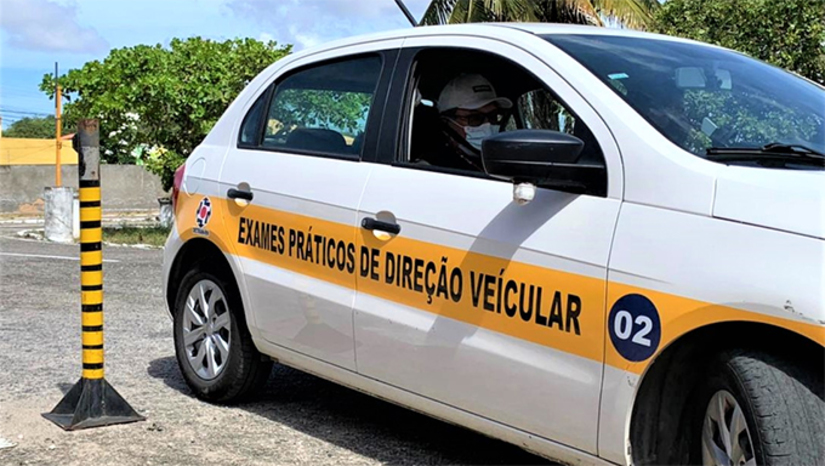 Imagem 1 - Os aprovados deverão agendar atendimento de Habilitação em qualquer unidade do Detran para abrir o processo. O agendamento é via portal de serviços, mediante cadastro e login. Deverão comparecer na unidade munidos de documento de identificação (RG e CPF), comprovante de agendamento e comprovante de endereço. Os aprovados terão trinta dias, a partir do dia 2 de janeiro de 2024, para abrir o processo e um ano, de acordo com o edital número 013/2023, para seguir os trâmites com agendamento de exames, aulas no Centro de Formação de Condutores (CFCs) e avaliações. Imagem 1 - Os aprovados deverão agendar atendimento de Habilitação em qualquer unidade do Detran para abrir o processo. O agendamento é via portal de serviços, mediante cadastro e login. Deverão comparecer na unidade munidos de documento de identificação (RG e CPF), comprovante de agendamento e comprovante de endereço. Os aprovados terão trinta dias, a partir do dia 2 de janeiro de 2024, para abrir o processo e um ano, de acordo com o edital número 013/2023, para seguir os trâmites com agendamento de exames, aulas no Centro de Formação de Condutores (CFCs) e avaliações.