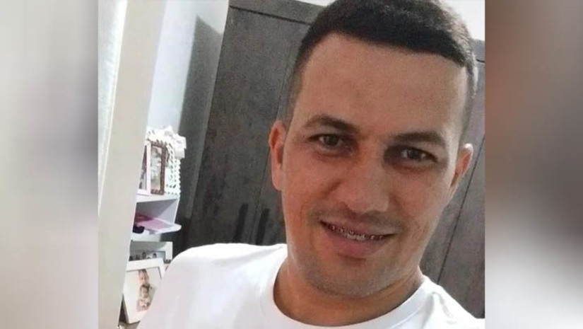 Imagem 1 - O crime aconteceu na tarde desta terça-feira (2), no Bar do Máximo Gama, localizado no sítio Caboclo, na zona rural do município. A vítima foi identificada como Renato Ranyer Torres. De acordo com a Polícia Militar, ele estava bebendo com amigos, quando dois homens se aproximaram em uma motocicleta e o executaram a tiros. Renato respondia no regime semiaberto, monitorado por tornozeleira eletrônica, ao crime de tráfico de drogas. A polícia civil vai investigar se este crime tem ligação com o assassinato dele. Imagem 1 - O crime aconteceu na tarde desta terça-feira (2), no Bar do Máximo Gama, localizado no sítio Caboclo, na zona rural do município. A vítima foi identificada como Renato Ranyer Torres. De acordo com a Polícia Militar, ele estava bebendo com amigos, quando dois homens se aproximaram em uma motocicleta e o executaram a tiros. Renato respondia no regime semiaberto, monitorado por tornozeleira eletrônica, ao crime de tráfico de drogas. A polícia civil vai investigar se este crime tem ligação com o assassinato dele.