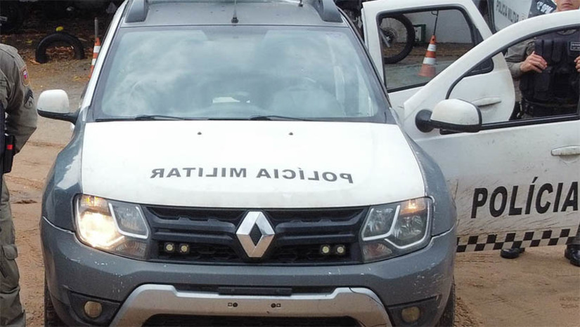 Imagem 1 - Bandidos escondem arma em balde para assaltar vítimas no Sumaré. O crime foi registrado por volta das 6h40 desta quarta-feira (3), em um restaurante localizado no bairro. Dois homens, em uma motocicleta, assaltam três pessoas, levando todos os seus pertences. As vítimas informaram que os assaltantes estavam em uma moto azul e antiga e que carregavam a arma dentro de um balde, mas não souberam informar a placa do veículo. Eles ainda não foram localizados pela polícia. Imagem 1 - Bandidos escondem arma em balde para assaltar vítimas no Sumaré. O crime foi registrado por volta das 6h40 desta quarta-feira (3), em um restaurante localizado no bairro. Dois homens, em uma motocicleta, assaltam três pessoas, levando todos os seus pertences. As vítimas informaram que os assaltantes estavam em uma moto azul e antiga e que carregavam a arma dentro de um balde, mas não souberam informar a placa do veículo. Eles ainda não foram localizados pela polícia.