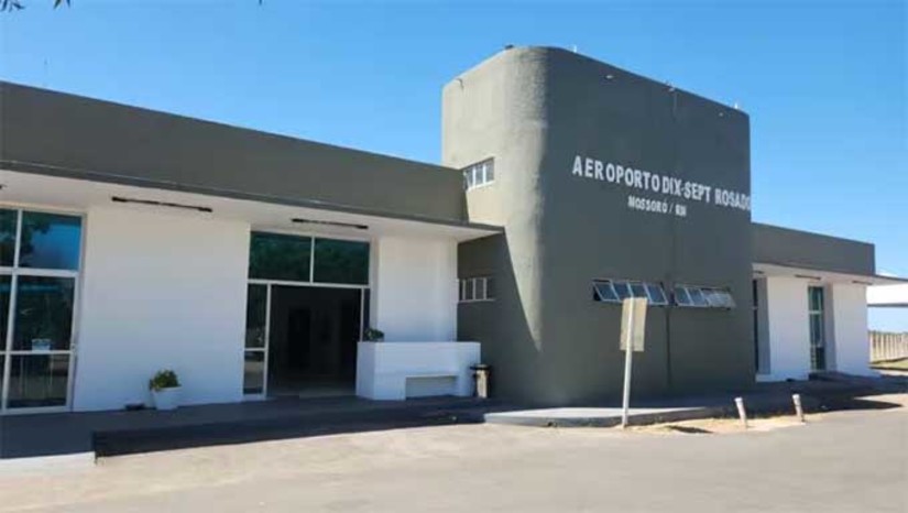 Imagem 1 -  Entre as ações que estão sendo executadas no Aeroporto, estão as obras de ampliação para receber Aeronaves com 189 passageiros, obras de adequação do Terminal de Passageiros, que teve a sala de check-in ampliada e a separação de ambientes para os passageiros que aguardam no saguão e para os passageiros que aguardam a inspeção, na sala de embarque. As melhorias na infraestrutura do Aeroporto também servirão para a execução do curso o “Pilotos do Semiárido”, numa parceria com a Ufersa e a Agência Nacional de Aviação (ANAC). O programa tem como objetivo a formação completa de piloto comercial de avião.