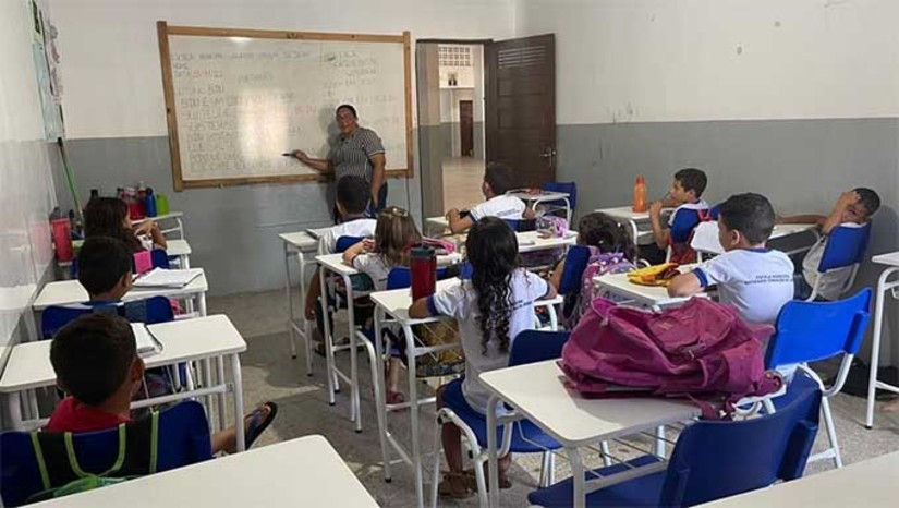 Imagem 1 - As matrículas acontecem simultaneamente nas escolas da zona urbana e da zona rural, das 7h às 11h, até o próximo dia 23/01. As vagas são para estudantes da Educação Infantil e do Ensino Fundamental Anos Iniciais e Finais. Para efetivação da matrícula, é necessária a apresentação do CPF da criança, cartão de vacina, comprovante de residência, registro de nascimento, foto 3x4 e uma pasta de papelão (para os novatos). O início das aulas está previsto para acontecer no mês de março em data a ser definida pela Secretaria de Educação. Imagem 1 - As matrículas acontecem simultaneamente nas escolas da zona urbana e da zona rural, das 7h às 11h, até o próximo dia 23/01. As vagas são para estudantes da Educação Infantil e do Ensino Fundamental Anos Iniciais e Finais. Para efetivação da matrícula, é necessária a apresentação do CPF da criança, cartão de vacina, comprovante de residência, registro de nascimento, foto 3x4 e uma pasta de papelão (para os novatos). O início das aulas está previsto para acontecer no mês de março em data a ser definida pela Secretaria de Educação.