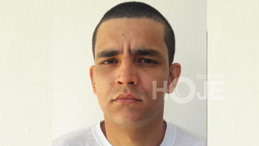 Imagem 1 - DHPP elucida homicídios de mãe e filha em 2018, nos Paredões. As vítimas, a adolescente Fernanda Alice de Freitas Viana e a mãe dela, Valéria Guedes de Freitas, foram assassinadas a tiro no dia 2 de fevereiro de 2018, na própria casa. O crime foi cometido por José Neto de Oliveira Cortez e Franças de Freitas Cortez, a mando de Diego de Souza Ponte, o Diego Tardelly (FOTO). De acordo com a delegada Cristiane Magalhães, titular da DHPP, o crime foi motivado por vingança, visto que Valéria apontou, em depoimento à justiça, Diego como autor do homicídio do marido dela e de outras duas pessoas. Imagem 1 - DHPP elucida homicídios de mãe e filha em 2018, nos Paredões. As vítimas, a adolescente Fernanda Alice de Freitas Viana e a mãe dela, Valéria Guedes de Freitas, foram assassinadas a tiro no dia 2 de fevereiro de 2018, na própria casa. O crime foi cometido por José Neto de Oliveira Cortez e Franças de Freitas Cortez, a mando de Diego de Souza Ponte, o Diego Tardelly (FOTO). De acordo com a delegada Cristiane Magalhães, titular da DHPP, o crime foi motivado por vingança, visto que Valéria apontou, em depoimento à justiça, Diego como autor do homicídio do marido dela e de outras duas pessoas.