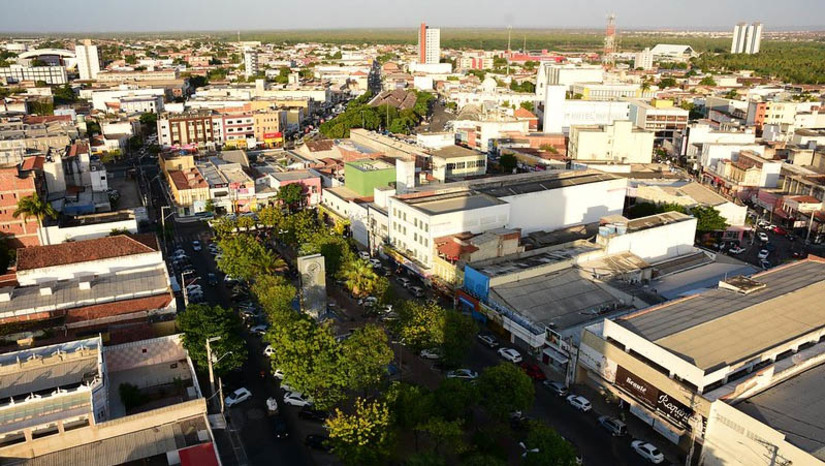Imagem 1 -  Prefeitura institui comissão para revisar o plano diretor de Mossoró. A revisão é uma importante etapa para o desenvolvimento sustentável da cidade, pois possibilita a atualização das diretrizes e metas para o crescimento urbano, levando em consideração as demandas e necessidades da população. A comissão executiva formada será responsável por coletar os dados necessários para embasar a revisão do plano diretor, analisando a situação atual do município e identificando os principais desafios e oportunidades para o desenvolvimento urbano.