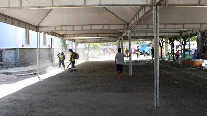 Imagem 1 - Ambulantes serão realocados em tendas durante a construção do centro comercial. A Prefeitura de Mossoró iniciou a instalação de estruturas preparadas nas ruas Meire e Sá, Francisco Peregrino e travessa Martins de Vasconcelos, no Centro, que estão interditadas para ficar à disposição dos comerciantes. A construção do Centro Comercial integra o programa “Mossoró Realiza”, com investimento superior a R$ 10 milhões. Imagem 1 - Ambulantes serão realocados em tendas durante a construção do centro comercial. A Prefeitura de Mossoró iniciou a instalação de estruturas preparadas nas ruas Meire e Sá, Francisco Peregrino e travessa Martins de Vasconcelos, no Centro, que estão interditadas para ficar à disposição dos comerciantes. A construção do Centro Comercial integra o programa “Mossoró Realiza”, com investimento superior a R$ 10 milhões.
