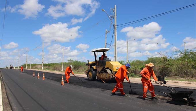 Imagem 1 -  A principal via do bairro tem aproximadamente 2 quilômetros de extensão e área de 26 mil metros quadrados. A obra está orçada em R$ 3,4 milhões. A ação é realizada pela Secretaria Municipal de Infraestrutura, por meio do programa “Mossoró Realiza” iniciada no último dia 11 de dezembro. O trecho que está sendo recapeado é no início da BR-304 até a rua Lincoln. O recapeamento consiste na aplicação de uma nova camada de asfalto, restaurando o pavimento e eliminando irregularidades e buracos. A medida beneficia os moradores da região, garantindo acessibilidade.