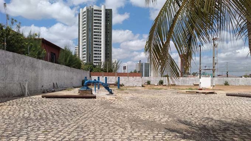Imagem 1 -  O poço-14 que abastece os bairros Abolição 1 e 2, Gurilândia e parte do Santo Antônio apresentou problemas elétricos, mas o conserto foi concluído e o sistema de abastecimento reativado ainda na manhã desta quinta-feira (4). Já o Poço-6, que abastece Aeroporto I e II, parte de Nova Betânia e Bela Vista, segue em manutenção. O Portal Mossoró Hoje entrou em contato com a assessoria da Caern que informou que a alta complexidade técnica no Poço-6 alterou o cronograma de retomada do abastecimento. Até a conclusão do serviço de manutenção os bairros afetados serão abastecidos pelo Poço-15 e a Adutora Jerônimo Rosado.