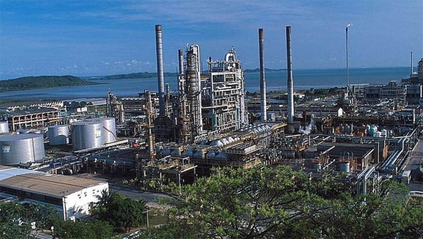 Imagem 1 - PF abre investigação sobre venda da refinaria da Bahia a fundo Árabe. A RLAM foi vendida em novembro de 2021 por US$ 1,65 bilhão ao Mubadala Capital, subsidiária do fundo soberano Mubadala, controlado pela família real dos Emirados Árabes Unidos. Segundo a análise da CGU, a avaliação da refinaria, feita em meio à pandemia de Covid-19, concluiu por um valor abaixo do preço de mercado. O material será analisado levando em consideração outros elementos obtidos pela PF nas investigações sobre jóias e presentes dados por governos estrangeiros ao ex-presidente Jair Bolsonaro. Nesta sexta (5), o presidente da Petrobras, Jean Paul Prates confirmou que já há “procedimento administrativo instaurado para avaliação desse negócio específico”. Imagem 1 - PF abre investigação sobre venda da refinaria da Bahia a fundo Árabe. A RLAM foi vendida em novembro de 2021 por US$ 1,65 bilhão ao Mubadala Capital, subsidiária do fundo soberano Mubadala, controlado pela família real dos Emirados Árabes Unidos. Segundo a análise da CGU, a avaliação da refinaria, feita em meio à pandemia de Covid-19, concluiu por um valor abaixo do preço de mercado. O material será analisado levando em consideração outros elementos obtidos pela PF nas investigações sobre jóias e presentes dados por governos estrangeiros ao ex-presidente Jair Bolsonaro. Nesta sexta (5), o presidente da Petrobras, Jean Paul Prates confirmou que já há “procedimento administrativo instaurado para avaliação desse negócio específico”.
