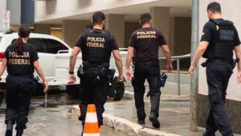 Imagem 1 - Um ano após ataques do 8 de janeiro, PF cumpre mandados contra suspeitos de financiar ações. Conforme apuração da TV Globo, ao todo, estão sendo cumpridas 47 ordens judiciais: 46 mandados de busca e apreensão e um mandado de prisão preventiva. Os nomes dos alvos não foram divulgados até a última atualização desta reportagem. As ações são cumpridas no Distrito Federal e em 11 estados. Imagem 1 - Um ano após ataques do 8 de janeiro, PF cumpre mandados contra suspeitos de financiar ações. Conforme apuração da TV Globo, ao todo, estão sendo cumpridas 47 ordens judiciais: 46 mandados de busca e apreensão e um mandado de prisão preventiva. Os nomes dos alvos não foram divulgados até a última atualização desta reportagem. As ações são cumpridas no Distrito Federal e em 11 estados.