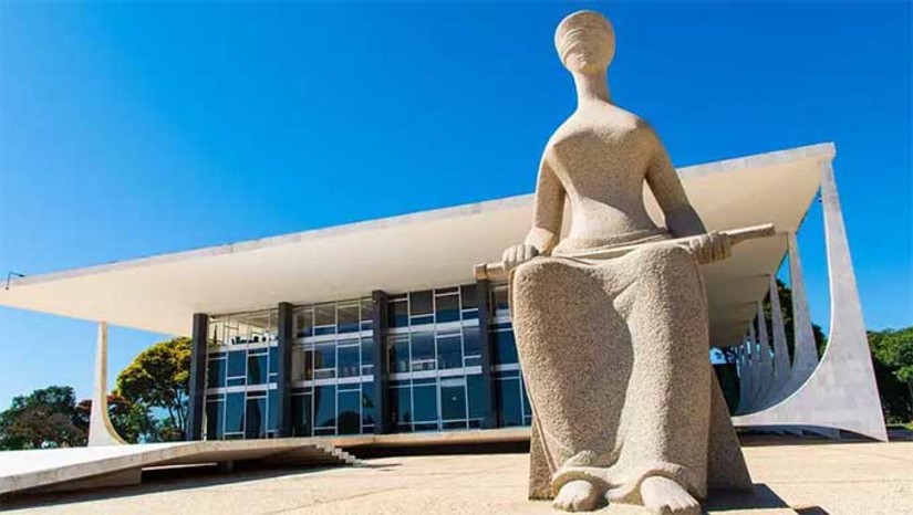 Imagem 1 -  A iniciativa mostra cenas que simbolizam a resistência do STF com a retomada das atividades da Casa após a invasão no ano passado, além dos esforços das equipes na reconstrução e restauração do patrimônio do Supremo.  A mostra também expõe peças danificadas, fragmentos dos atos de violência e demais vestígios físicos do ataque.