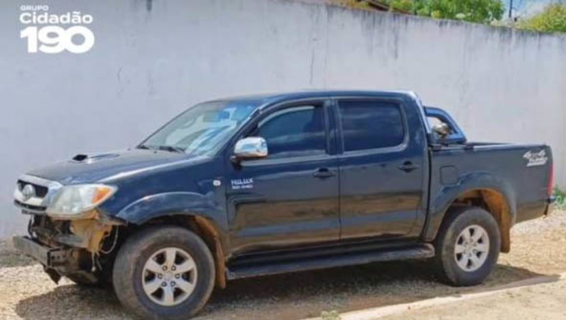 Imagem 1 - Polícia procura suspeito de golpear a ex-esposa com chave de roda e depois atropelá-la. A tentativa de feminicídio aconteceu na sexta-feira (5), no município de Encanto, no Alto Oeste do Rio Grande do Norte. A justiça já emitiu um mandado de prisão preventiva em desfavor de Francisco Augusto de Lima, conhecido por “Maninho”. De acordo com a polícia civil, ele tentou matar a ex-esposa desferindo golpes com uma chave de roda contra a cabeça dela. Não satisfeito, o homem atropelou a vítima por, pelo menos, três vezes, utilizando um veículo Hilux. Em seguida, ele fugiu e é considerado foragido. Quem souber qualquer informação que possa ajudar a localizá-lo, pode entrar em contato com a polícia civil pelo 181. Imagem 1 - Polícia procura suspeito de golpear a ex-esposa com chave de roda e depois atropelá-la. A tentativa de feminicídio aconteceu na sexta-feira (5), no município de Encanto, no Alto Oeste do Rio Grande do Norte. A justiça já emitiu um mandado de prisão preventiva em desfavor de Francisco Augusto de Lima, conhecido por “Maninho”. De acordo com a polícia civil, ele tentou matar a ex-esposa desferindo golpes com uma chave de roda contra a cabeça dela. Não satisfeito, o homem atropelou a vítima por, pelo menos, três vezes, utilizando um veículo Hilux. Em seguida, ele fugiu e é considerado foragido. Quem souber qualquer informação que possa ajudar a localizá-lo, pode entrar em contato com a polícia civil pelo 181.