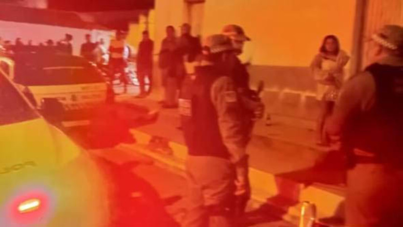 Imagem 1 - Discussão durante festa termina com um jovem de 18 anos morto, em São Miguel . O caso aconteceu na noite deste domingo (7), na Rua Treze de Maio. De acordo com o delegado Hércules Freitas, Francisco Alexandre Duarte de Lima Filho, de 18 anos, foi atingido por um único golpe de faca peixeira, na região do peito. A cena foi presenciada por várias pessoas que estavam no local e detiveram o suspeito, Flávio Felix de Aquino Silva, de 22 anos, até a chegada da polícia. Ele foi encaminhado para a delegacia, onde foi autuado. A motivação do crime é desconhecida. Sabe-se apenas que os dois tiveram uma discussão instantes antes do crime. Imagem 1 - Discussão durante festa termina com um jovem de 18 anos morto, em São Miguel . O caso aconteceu na noite deste domingo (7), na Rua Treze de Maio. De acordo com o delegado Hércules Freitas, Francisco Alexandre Duarte de Lima Filho, de 18 anos, foi atingido por um único golpe de faca peixeira, na região do peito. A cena foi presenciada por várias pessoas que estavam no local e detiveram o suspeito, Flávio Felix de Aquino Silva, de 22 anos, até a chegada da polícia. Ele foi encaminhado para a delegacia, onde foi autuado. A motivação do crime é desconhecida. Sabe-se apenas que os dois tiveram uma discussão instantes antes do crime.