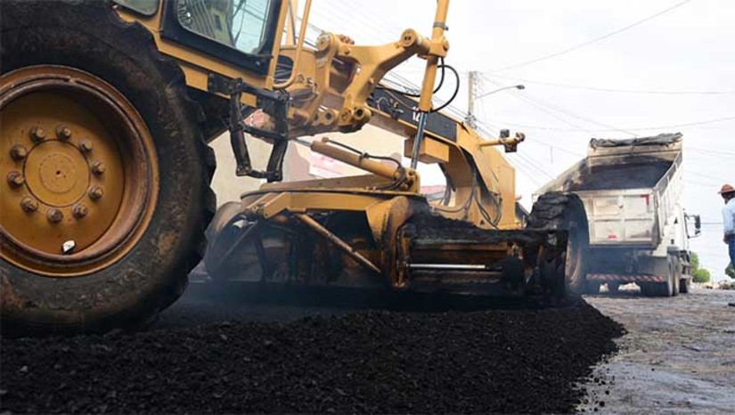 Imagem 1 -  As equipes de trabalho irão atuar de acordo com cronograma elaborado pela Secretaria Municipal de Infraestrutura (SEINFRA), conforme informou o engenheiro Josenildo Gomes, diretor-executivo de Obras.  “Informamos à população que a Prefeitura irá retomar o capeamento da avenida Rio Branco que foi dividido em três trechos. Iniciando a partir dessa quarta-feira dia (10). As ruas serão bloqueadas das 7h as 17h, uma faixa de cada vez, e liberadas assim que o serviço for concluído”, informou.