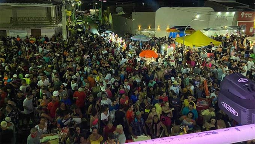Imagem 1 - A festa em Grossos começa no dia 8/02, com a escolha do rei e rainha do Carnaval. Na sexta-feira, 9/02, a programação se volta para a terceira idade com o Baile Reviver, No sábado, 10/02, a noite será animada com o tradicional desfile do bloco “Quer vir, Venha”, marcado por apresentação pessoal ou em grupo de fantasias. A melhor fantasia será premiada. Do domingo à Quarta-feira de Cinzas, alegria não faltará. Além dos artistas da terra, nomes como Papazoni da Bahia, Muny Santos, Cavaleiros do Forró, Circuito Musical, Banda Grafith, Serginho Pimenta irão animar o maior carnaval da Costa Branca. Imagem 1 - A festa em Grossos começa no dia 8/02, com a escolha do rei e rainha do Carnaval. Na sexta-feira, 9/02, a programação se volta para a terceira idade com o Baile Reviver, No sábado, 10/02, a noite será animada com o tradicional desfile do bloco “Quer vir, Venha”, marcado por apresentação pessoal ou em grupo de fantasias. A melhor fantasia será premiada. Do domingo à Quarta-feira de Cinzas, alegria não faltará. Além dos artistas da terra, nomes como Papazoni da Bahia, Muny Santos, Cavaleiros do Forró, Circuito Musical, Banda Grafith, Serginho Pimenta irão animar o maior carnaval da Costa Branca.