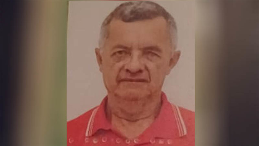 Imagem 1 - Criminoso se passando por policial invade casa e executa idoso de 62 anos, em Upanema. A vítima foi identificada como Raimundo Cristino da Silva, conhecido como Raimundo Caina. O filho dele contou aos policiais que por volta da 1h20 desta quarta-feira (10), os dois estavam dormindo, quando uma pessoa quebrou a porta da residência, gritando que era a polícia. Em seguida, se dirigiu até o idoso e o executou com vários tiros. O homem fugiu após o crime. Imagem 1 - Criminoso se passando por policial invade casa e executa idoso de 62 anos, em Upanema. A vítima foi identificada como Raimundo Cristino da Silva, conhecido como Raimundo Caina. O filho dele contou aos policiais que por volta da 1h20 desta quarta-feira (10), os dois estavam dormindo, quando uma pessoa quebrou a porta da residência, gritando que era a polícia. Em seguida, se dirigiu até o idoso e o executou com vários tiros. O homem fugiu após o crime.