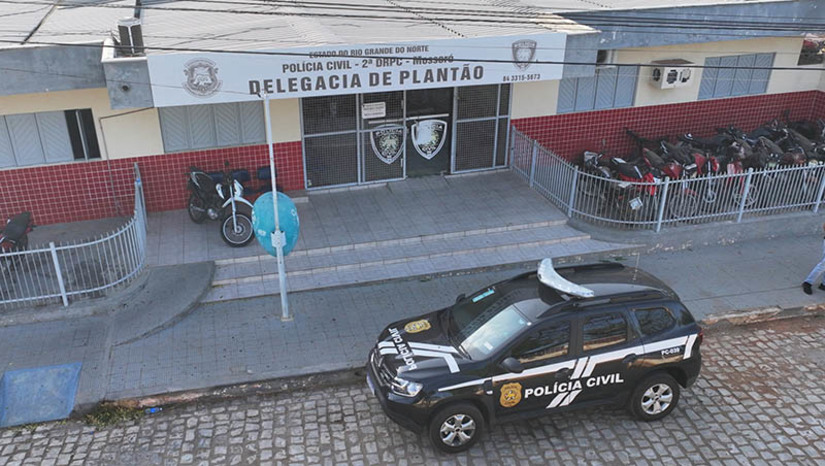 Imagem 1 -  Bandidos rendem vigilantes e praticam assalto na nova sede da Usibras, em Mossoró. O caso teve início por volta das 19h30 desta terça-feira (9). As vítimas foram rendidas, amarradas e presas em um contêiner, enquanto os suspeitos, cerca de 5 homens armados, realizam roubos de fios de cobre. Eles também levaram dinheiro e celulares das vítimas, além de outros pertences do local. Quando a polícia militar chegou ao local, os vigilantes já haviam conseguido se soltar. A polícia civil vai investigar o caso. 