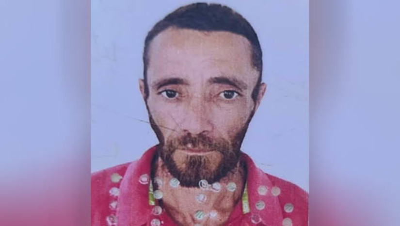 Imagem 1 - Mossoró registra o segundo crime de homicídio no ano de 2024. Um homem identificado como Fábio Rodrigues Andrade, de 41 anos, foi assassinado enquanto dormia, em uma residência abandonada, no bairro Aeroporto II. O corpo dele foi encontrado na tarde desta quarta-feira (10). De acordo com a delegada Cristiane Magalhães, da DHPP, familiares contaram que Fábio Rodrigues Andrade, de 41 anos, vivia em situação de rua e costumava pernoitar na residência onde foi morto. Ele também já tinha passagem pelo sistema prisional, tendo respondido por alguns crimes. Imagem 1 - Mossoró registra o segundo crime de homicídio no ano de 2024. Um homem identificado como Fábio Rodrigues Andrade, de 41 anos, foi assassinado enquanto dormia, em uma residência abandonada, no bairro Aeroporto II. O corpo dele foi encontrado na tarde desta quarta-feira (10). De acordo com a delegada Cristiane Magalhães, da DHPP, familiares contaram que Fábio Rodrigues Andrade, de 41 anos, vivia em situação de rua e costumava pernoitar na residência onde foi morto. Ele também já tinha passagem pelo sistema prisional, tendo respondido por alguns crimes.