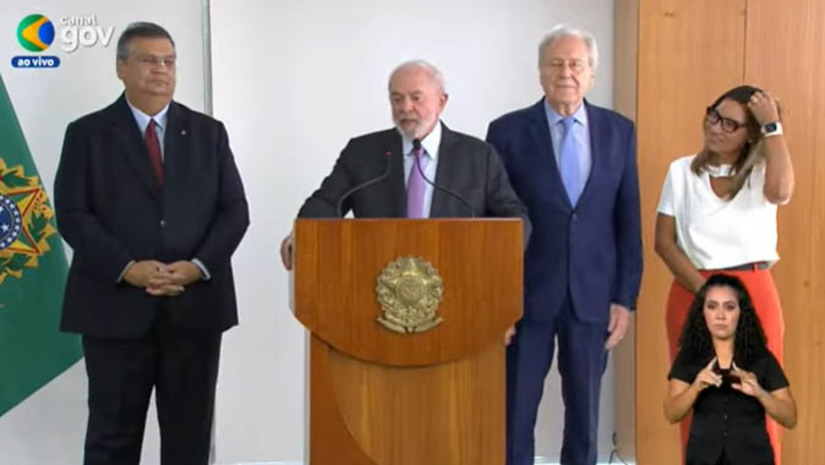 Imagem 1 -  Lula anuncia Ricardo Lewandowski como novo ministro da Justiça. O anúncio foi feito na manhã desta quinta-feira (11), durante coletiva de imprensa. Lewandowski, que se aposentou recentemente como ministro do STF, vai ocupar a vaga deixada por Flávio Dino, que assumirá uma cadeira na suprema corte. “Ganha o Ministério da Justiça e Segurança Pública com o Lewandowski, ganha a Suprema Corte com Flávio Dino e ganha o Brasil”, escreveu Lula em sua conta na rede social X.