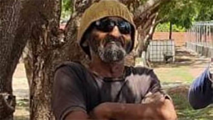 Imagem 1 -  Homem é morto pela esposa, uma idosa de 75 anos, com golpes de enxada na cabeça, em Serra do Mel. O crime aconteceu nesta quinta-feira (11), na Vila Rio de Janeiro. A polícia militar foi acionada por volta das 14h. A vítima, identificada como Everaldo Dantas da Silva, de 75 anos, chegou a ser socorrida para o hospital da cidade e, em seguida, transferida para o HRTM, em Mossoró, mas não resistiu aos ferimentos. A mulher fugiu após o crime. A reportagem do MH foi informada que o casal já tinha histórico de violência e que a PM já havia atendido outras ocorrências envolvendo brigas entre os dois. Também há informações de que Everaldo costumava agredir a esposa quando estava bêbado. 
