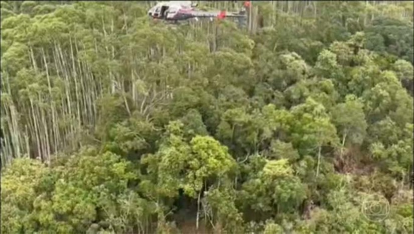 Imagem 1 -    O helicóptero foi localizado pela PM às 9h15. Em seguida, um grupo que fazia as buscas precisou descer de rapel até o local do acidente.  As quatro vítimas da queda da aeronave eram uma mãe e sua filha, de 45 e 20 anos, um amigo delas, de 41, e o piloto, de 44. A aeronave saiu da cidade de São Paulo e tinha como destino Ilhabela, no Litoral Norte do estado.