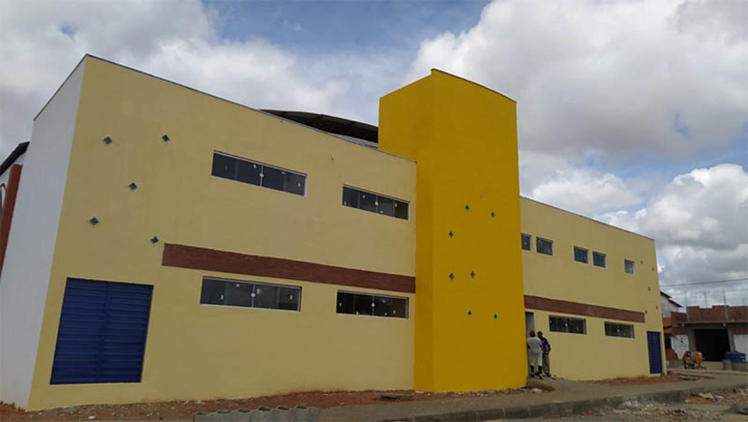 Imagem 1 -  Obras do novo Ginásio de Esportes de Serra do Mel estão em fase de conclusão. Com as obras quase finalizadas, o ginásio é uma resposta ao apoio dedicado à prática esportiva como meio de transformação social. O prefeito Josivan Bibiano destaca que instalações adequadas são essenciais para impulsionar atividades esportivas e proporcionar um ambiente propício.