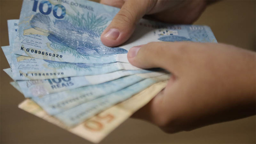 Imagem 1 - Pagamento dos salários de janeiro dos servidores RN será antecipado para amanhã, 13. O início do pagamento do mês de janeiro para o funcionalismo público estadual aconteceria na próxima segunda-feira (15), mas foi antecipado para este sábado (13). Mais de R$ 192 milhões serão depositados na conta dos servidores. Conforme o calendário de pagamentos de 2024, nesta data receberão os vencimentos, de forma integral, os servidores ativos, inativos e pensionistas que ganham até R$ 4 mil (bruto) e os servidores da Segurança Pública. Ao todo, serão 62.528 pessoas beneficiadas. Imagem 1 - Pagamento dos salários de janeiro dos servidores RN será antecipado para amanhã, 13. O início do pagamento do mês de janeiro para o funcionalismo público estadual aconteceria na próxima segunda-feira (15), mas foi antecipado para este sábado (13). Mais de R$ 192 milhões serão depositados na conta dos servidores. Conforme o calendário de pagamentos de 2024, nesta data receberão os vencimentos, de forma integral, os servidores ativos, inativos e pensionistas que ganham até R$ 4 mil (bruto) e os servidores da Segurança Pública. Ao todo, serão 62.528 pessoas beneficiadas.