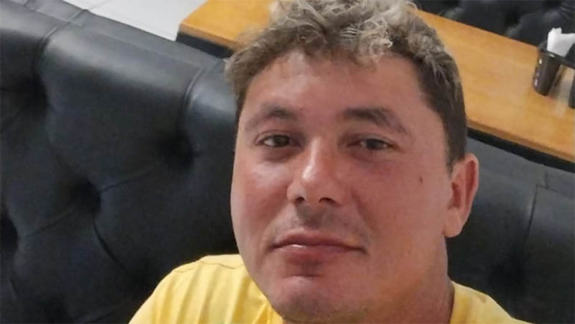 Imagem 1 -  Colisão entre duas motocicletas deixa uma pessoa morta e outra ferida em Baraúna. O caso aconteceu no final da noite deste domingo (14), na Avenida principal da cidade. A vítima fatal foi identificada como José Adriano da Silva, de 35 anos. De acordo com informações do Subtenente Almeida, comandante da guarnição de Baraúna, os policiais que atenderam a ocorrência foram informados por populares que a vítima havia ingerido bebida alcoólica e transitava em uma motocicleta, na contramão, quando colidiu em outra. O segundo condutor envolvido, um homem de 42 anos, foi socorrido para o HRTM, em uma ambulância do Samu. O estado de saúde dele é desconhecido.
