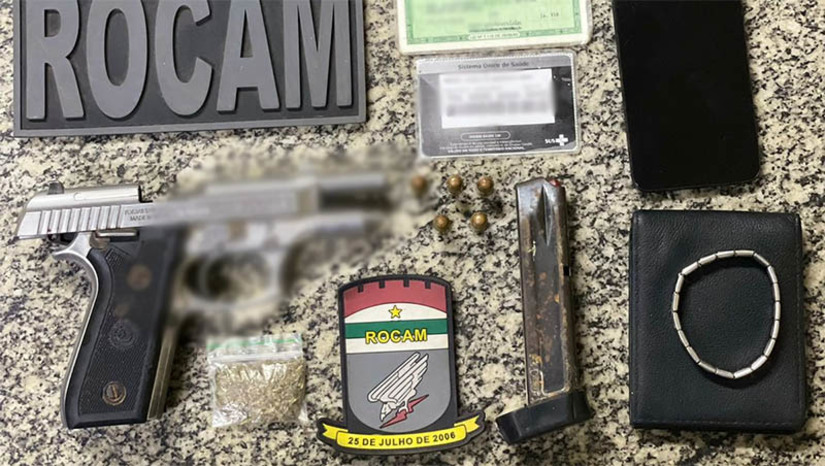Imagem 1 - Durante todo o dia desta segunda-feira (15) policiais da Rocam e do 12º Batalhão de Polícia Militar realizaram patrulhamento em todo o entorno da região de Areia Branca, com o objetivo de localizar os responsáveis por praticarem um arrastão na Praia de São Cristóvão e balearem um policial durante a fuga. Um dos suspeitos acabou morto, no início da tarde, durante um confronto. Já durante a noite, a polícia conseguiu capturar outro e recuperar, além de alguns dos objetivos roubados, uma arma e munições. Imagem 1 - Durante todo o dia desta segunda-feira (15) policiais da Rocam e do 12º Batalhão de Polícia Militar realizaram patrulhamento em todo o entorno da região de Areia Branca, com o objetivo de localizar os responsáveis por praticarem um arrastão na Praia de São Cristóvão e balearem um policial durante a fuga. Um dos suspeitos acabou morto, no início da tarde, durante um confronto. Já durante a noite, a polícia conseguiu capturar outro e recuperar, além de alguns dos objetivos roubados, uma arma e munições.