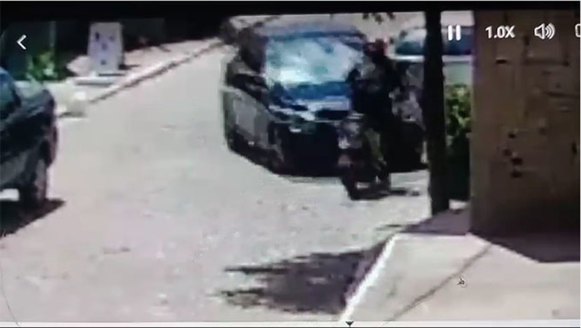 Imagem 1 - Bira, como é mais conhecido a vítima, pilotava uma moto pela Rua Raimunda Maia, quando se deparou com o irmão Davi, que vinha no sentido contrário, dirigido um carro preto. Davi jogou o carro por cima de Bira, que conseguiu pular e não ser atingido de forma direta. A motocicleta ficou totalmente destruída. Davi foi preso e autuado em flagrante por ter usado o carro como arma para matar o irmão. Imagem 1 - Bira, como é mais conhecido a vítima, pilotava uma moto pela Rua Raimunda Maia, quando se deparou com o irmão Davi, que vinha no sentido contrário, dirigido um carro preto. Davi jogou o carro por cima de Bira, que conseguiu pular e não ser atingido de forma direta. A motocicleta ficou totalmente destruída. Davi foi preso e autuado em flagrante por ter usado o carro como arma para matar o irmão.