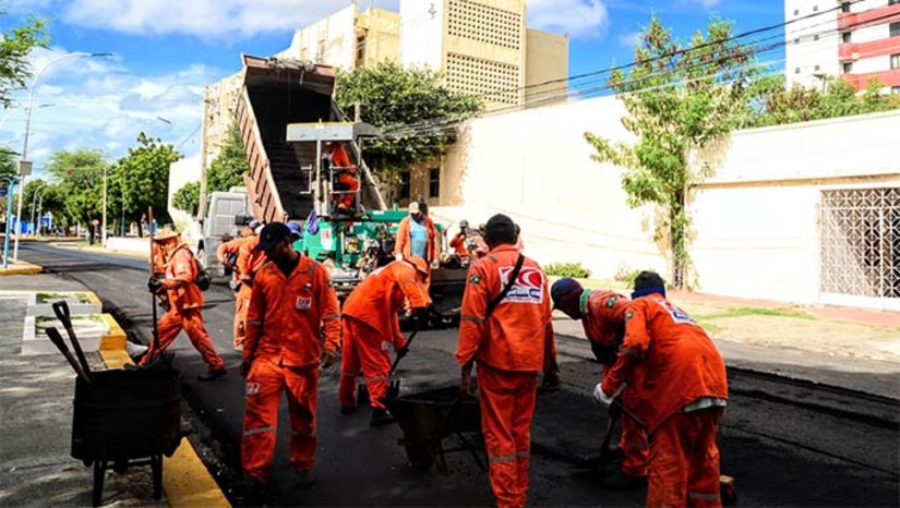 Imagem 1 - O capeamento asfáltico em um novo trecho da avenida Rio Branco entre as ruas Felipe Camarão a Augusto Severo e no trecho entre a avenida Coelho Neto a Felipe Camarão e ruas transversais sentido centro da cidade. A iniciativa visa melhorar a qualidade do asfalto, proporcionando mais segurança e conforto para todos que transitam pela região. A obra faz parte do pacote de ações da gestão municipal por meio do programa “Mossoró Realiza”. Imagem 1 - O capeamento asfáltico em um novo trecho da avenida Rio Branco entre as ruas Felipe Camarão a Augusto Severo e no trecho entre a avenida Coelho Neto a Felipe Camarão e ruas transversais sentido centro da cidade. A iniciativa visa melhorar a qualidade do asfalto, proporcionando mais segurança e conforto para todos que transitam pela região. A obra faz parte do pacote de ações da gestão municipal por meio do programa “Mossoró Realiza”.