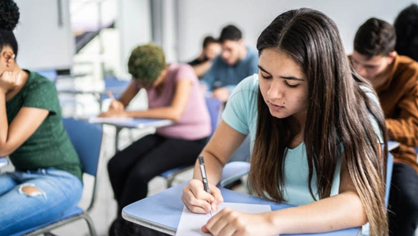 Imagem 1 - Governo sanciona lei que estabelece um incentivo financeiro para estudantes do ensino médio . A medida é válida apenas para estudantes da rede pública e funcionará como uma espécie de poupança. O objetivo é enfrentar um dos maiores desafios atuais da educação: a permanência de jovens de baixa renda no ensino médio. A redução da evasão escolar e o incentivo à conclusão do ensino médio são considerados fatores centrais para garantir o acesso dos jovens a melhores condições de formação profissional e emprego. Imagem 1 - Governo sanciona lei que estabelece um incentivo financeiro para estudantes do ensino médio . A medida é válida apenas para estudantes da rede pública e funcionará como uma espécie de poupança. O objetivo é enfrentar um dos maiores desafios atuais da educação: a permanência de jovens de baixa renda no ensino médio. A redução da evasão escolar e o incentivo à conclusão do ensino médio são considerados fatores centrais para garantir o acesso dos jovens a melhores condições de formação profissional e emprego.