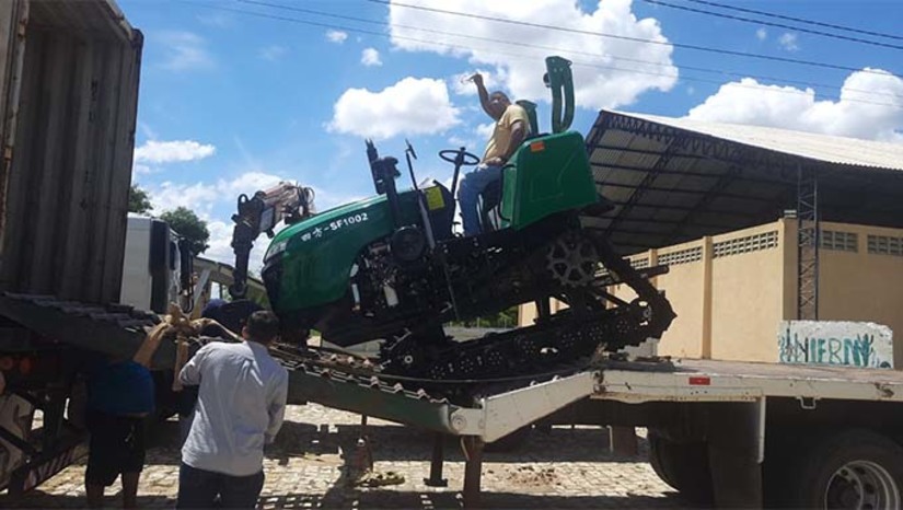 Imagem 1 - O primeiro contêiner, que chegou nesta terça-feira (16), em Apodi (RN), trouxe 14 objetos, entre trator de esteira, cultivador, plantadeira, colheitadeira e semeadoura de alta precisão, além de equipamentos como arado de disco e um reboque para trator. Ao todo são esperadas 29 máquinas, que serão testadas no Rio Grande do Norte por cerca de 150 famílias do Oeste, onde se concentra boa parte dos cerca de 50 mil empreendimentos agrícolas familiares do Estado. De 25 de janeiro a 03 de fevereiro, o Governo do RN realizará uma jornada de eventos para celebrar a Parceria Brasil-China para Mecanização Agrícola da Agricultura Familiar. Imagem 1 - O primeiro contêiner, que chegou nesta terça-feira (16), em Apodi (RN), trouxe 14 objetos, entre trator de esteira, cultivador, plantadeira, colheitadeira e semeadoura de alta precisão, além de equipamentos como arado de disco e um reboque para trator. Ao todo são esperadas 29 máquinas, que serão testadas no Rio Grande do Norte por cerca de 150 famílias do Oeste, onde se concentra boa parte dos cerca de 50 mil empreendimentos agrícolas familiares do Estado. De 25 de janeiro a 03 de fevereiro, o Governo do RN realizará uma jornada de eventos para celebrar a Parceria Brasil-China para Mecanização Agrícola da Agricultura Familiar.
