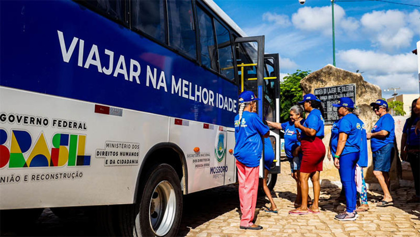 Imagem 1 - Idoso assistidos pelo CRAS do Costa e Silva fazem passeio até a Barragem Santa Cruz. A viagem, promovida pela Prefeitura de Mossoró, é parte das ações do programa “Viajar na Melhor Idade”, da Secretaria Municipal de Assistência Social e Cidadania (SEMASC). A iniciativa visa proporcionar um dia de diversão e lazer aos idosos assistidos nos Centros de Referência de Assistência Social do município. Imagem 1 - Idoso assistidos pelo CRAS do Costa e Silva fazem passeio até a Barragem Santa Cruz. A viagem, promovida pela Prefeitura de Mossoró, é parte das ações do programa “Viajar na Melhor Idade”, da Secretaria Municipal de Assistência Social e Cidadania (SEMASC). A iniciativa visa proporcionar um dia de diversão e lazer aos idosos assistidos nos Centros de Referência de Assistência Social do município.
